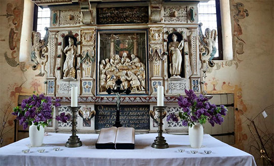 Der Altar mit Plastiken und Reliefs